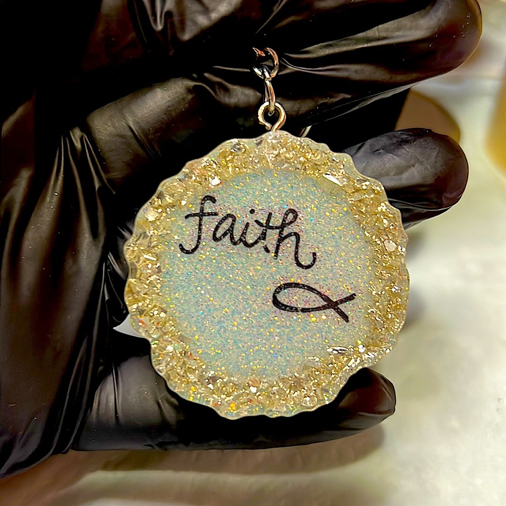 Resin keychain: “Faith”